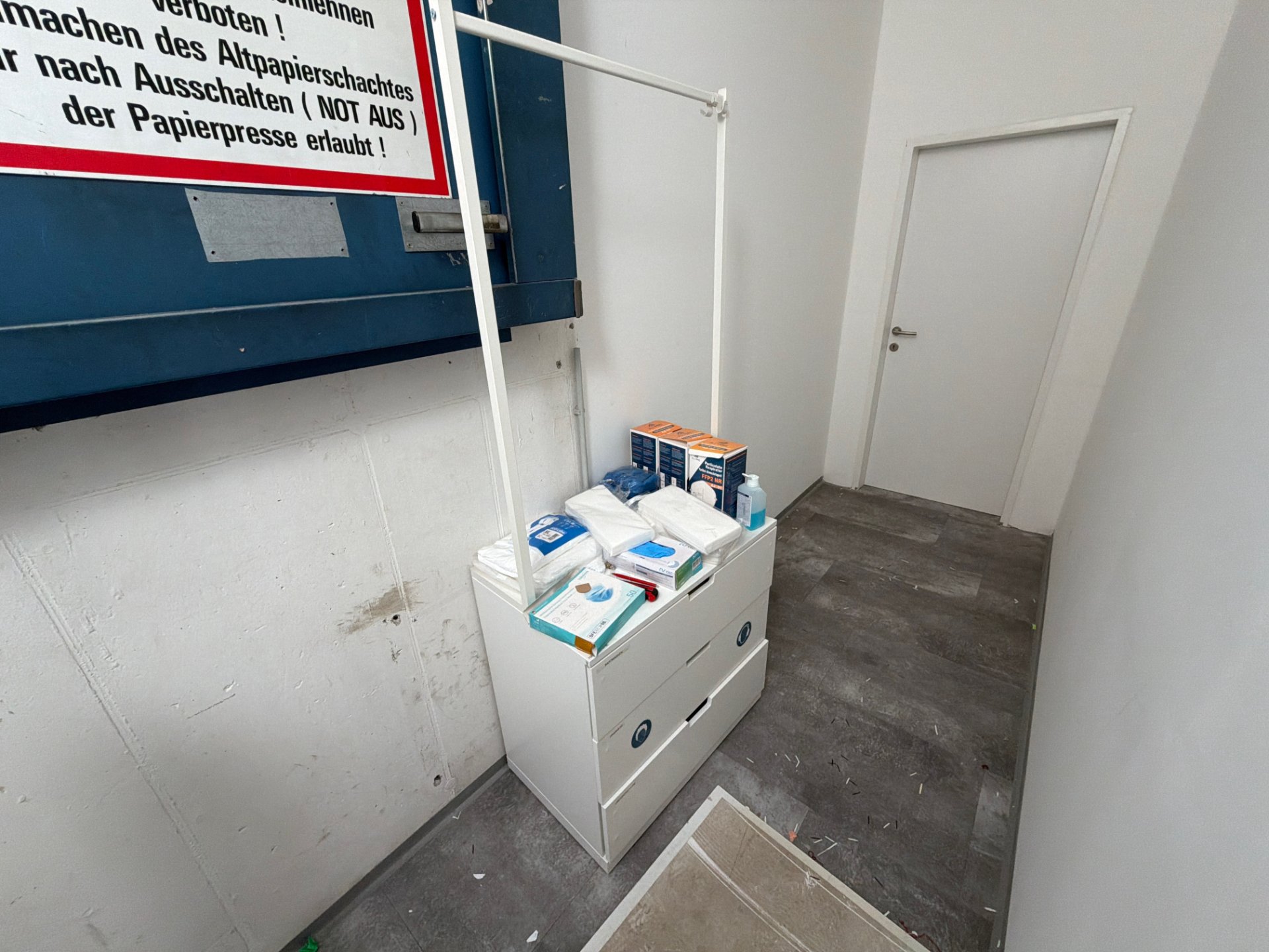 Schubladenkommode mit Kleiderstange