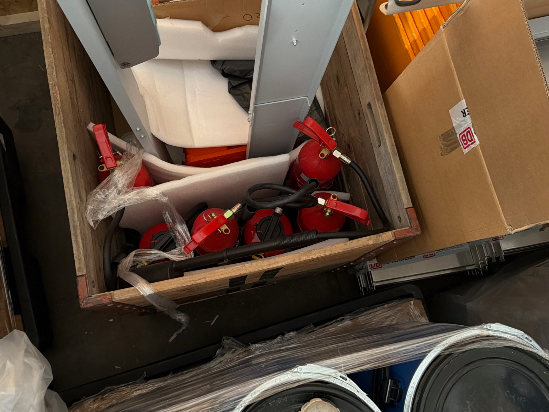 Feuerlöscher und 2 Hygienespender, Position 6 Stück