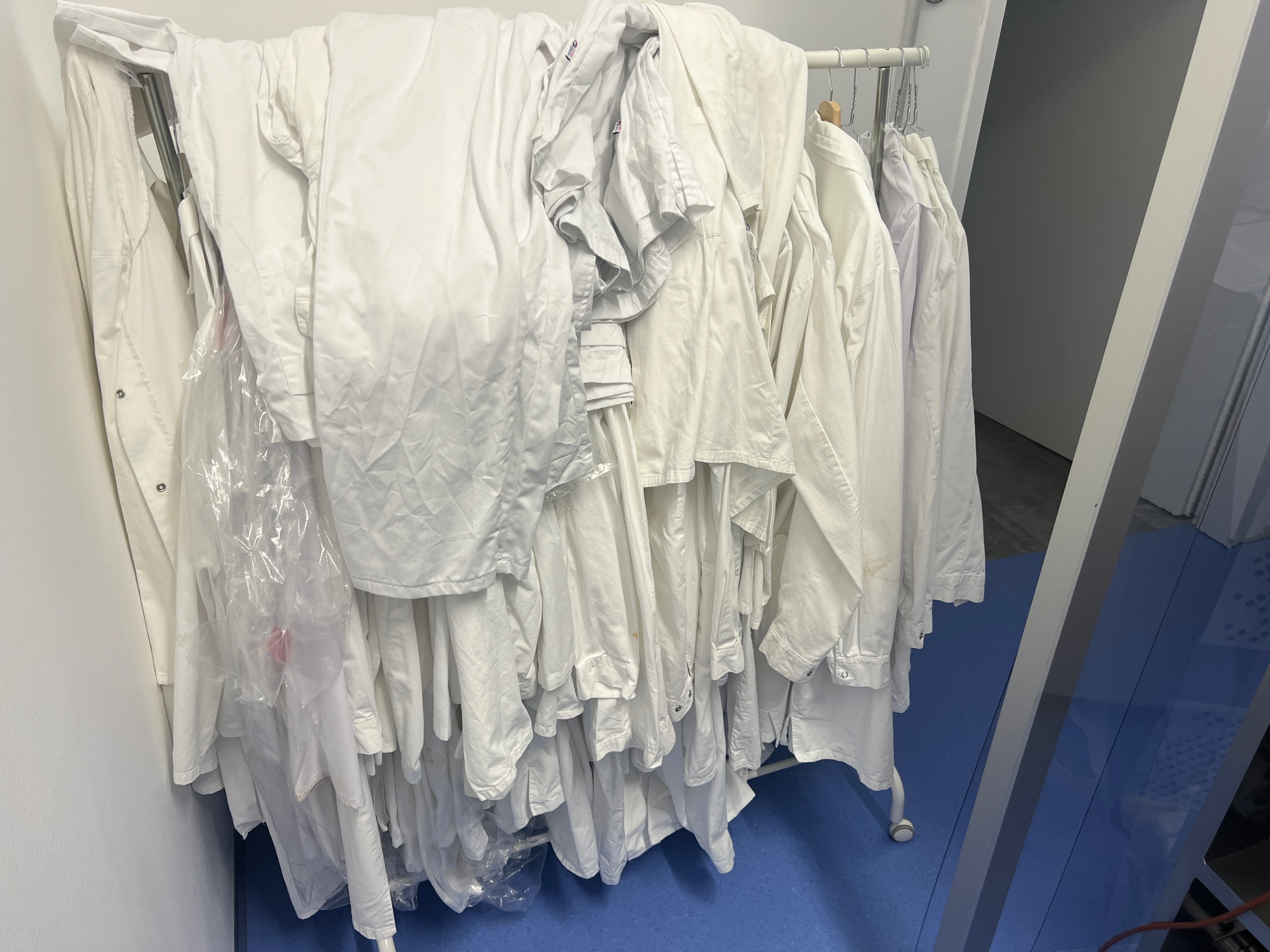 Garderobe, fahrbar, inkl. Laborkleidung