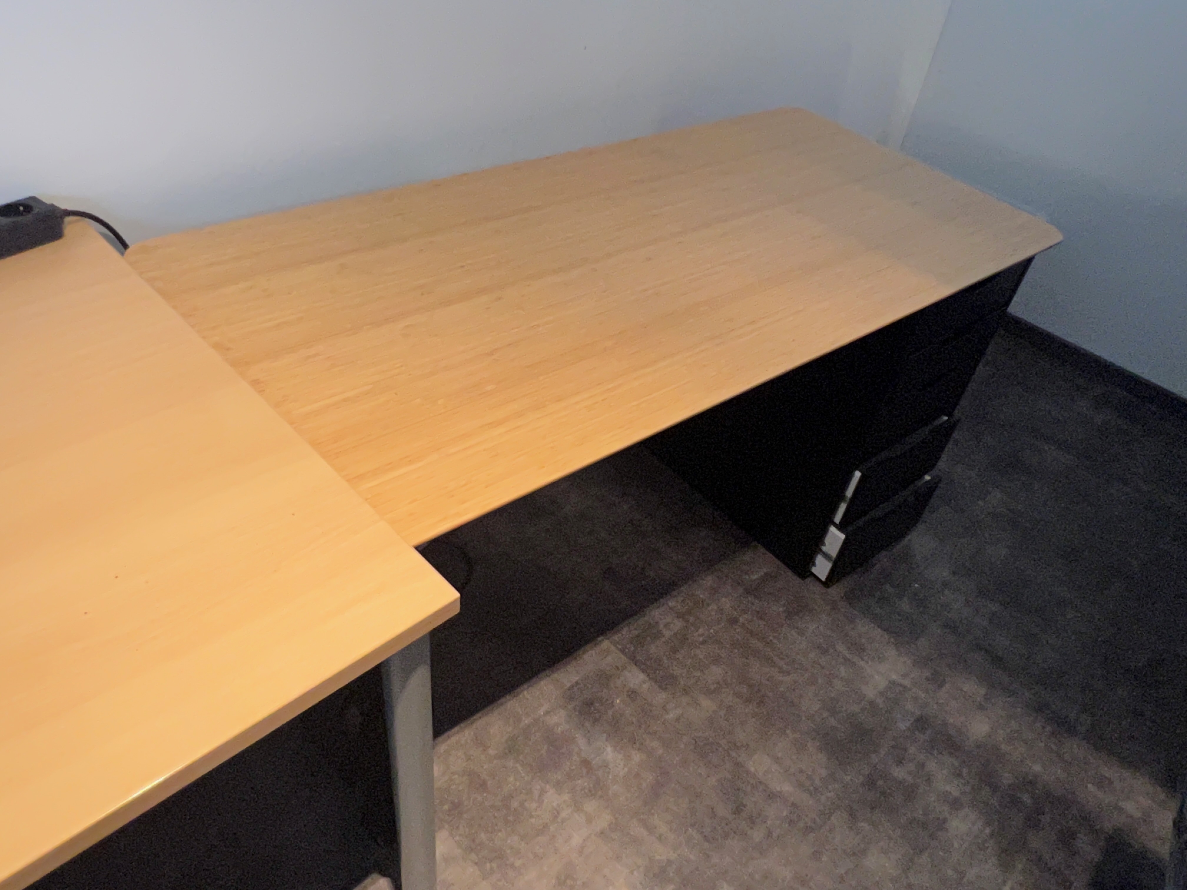 Schreibtische, ca. 135 cm und 175 cm lang, Position 2 Stück