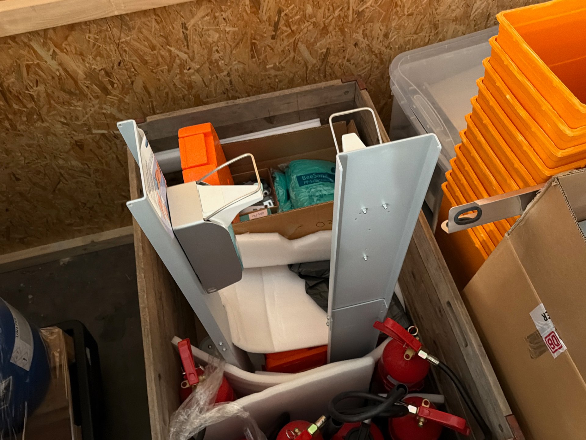 Feuerlöscher und 2 Hygienespender, Position 6 Stück – Bild 2