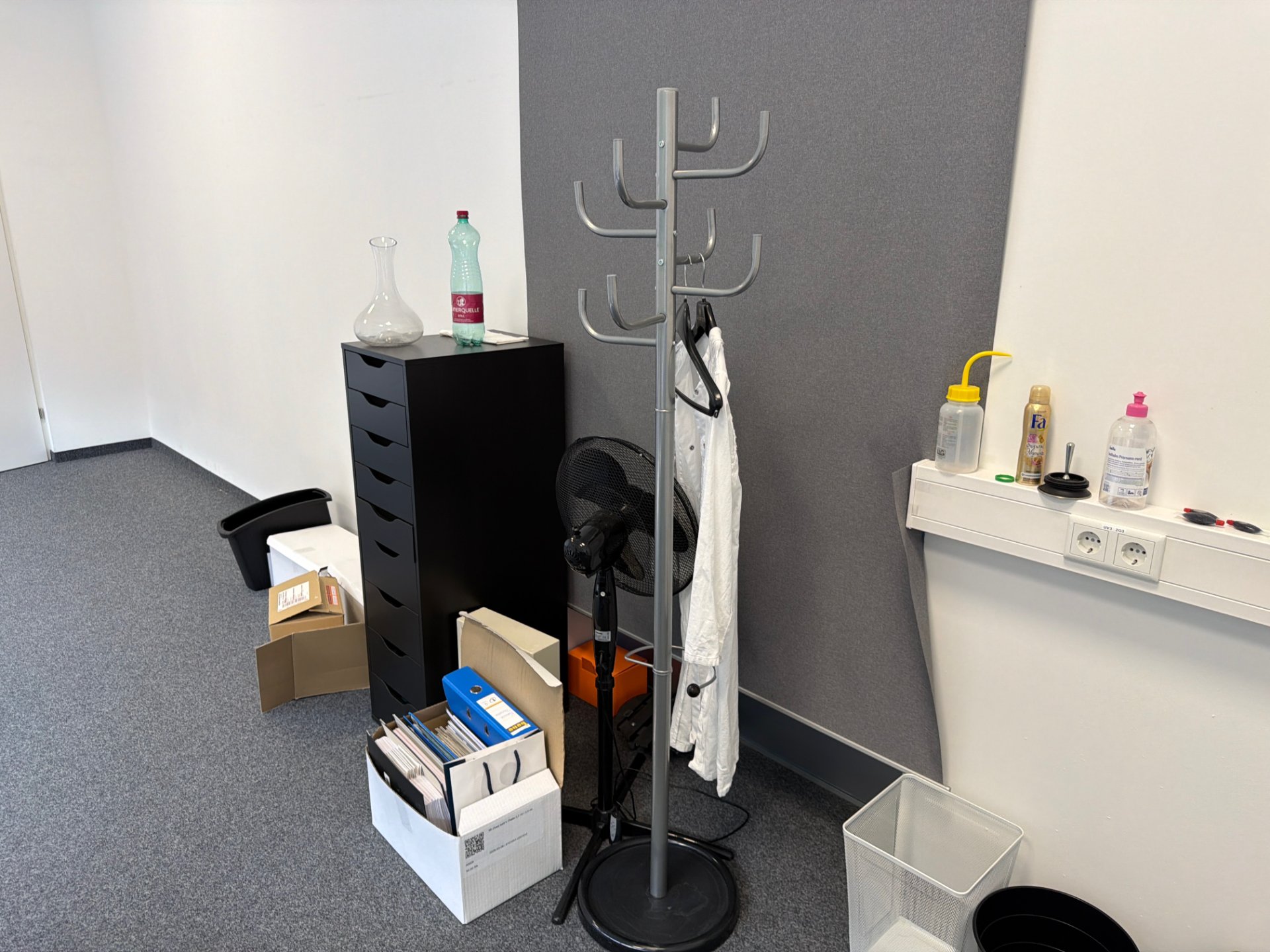 Kleiderständer und Standventilator