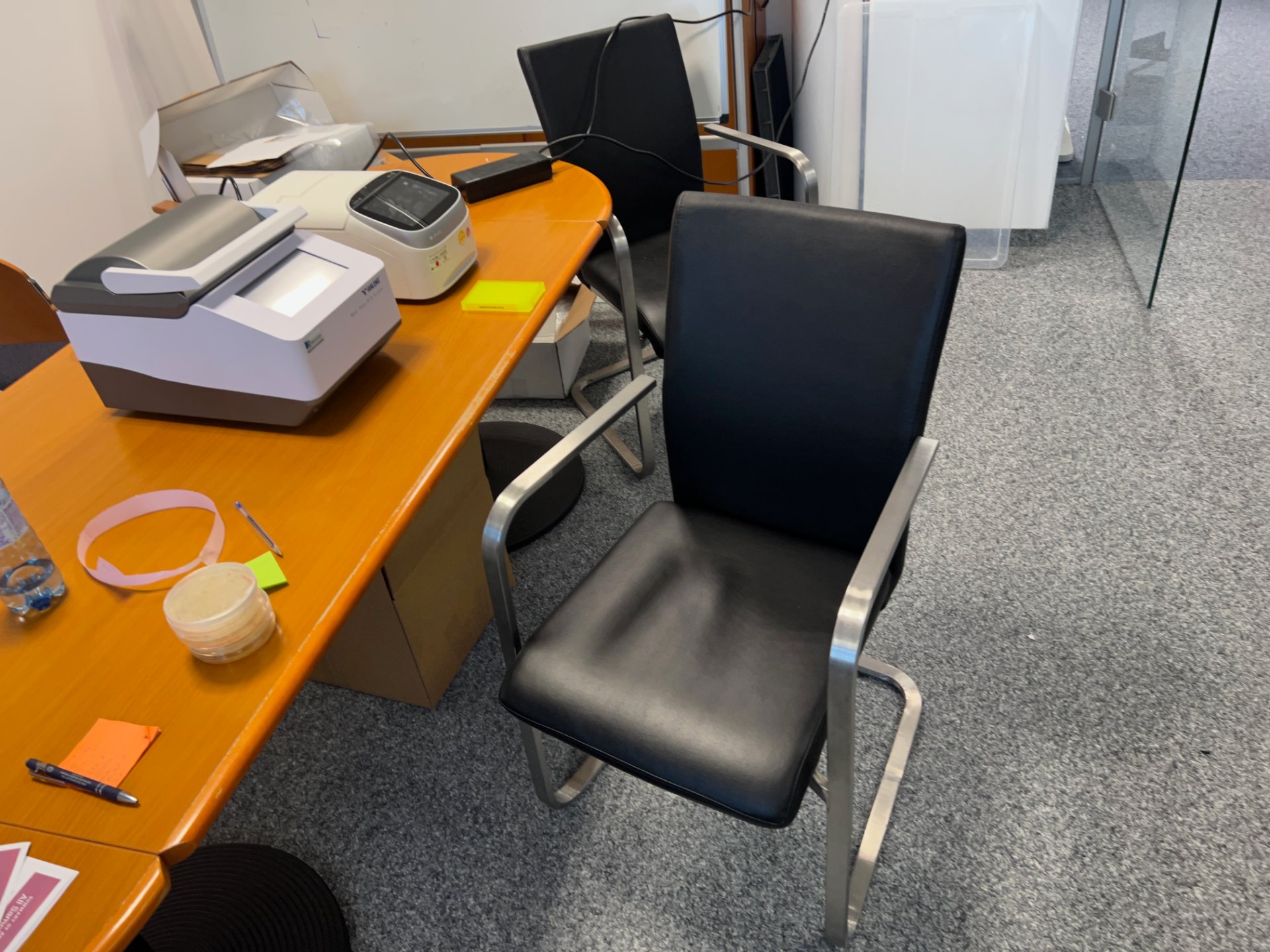 Freischwinger und 2 Besprechungsstühle, Position 2 Stück