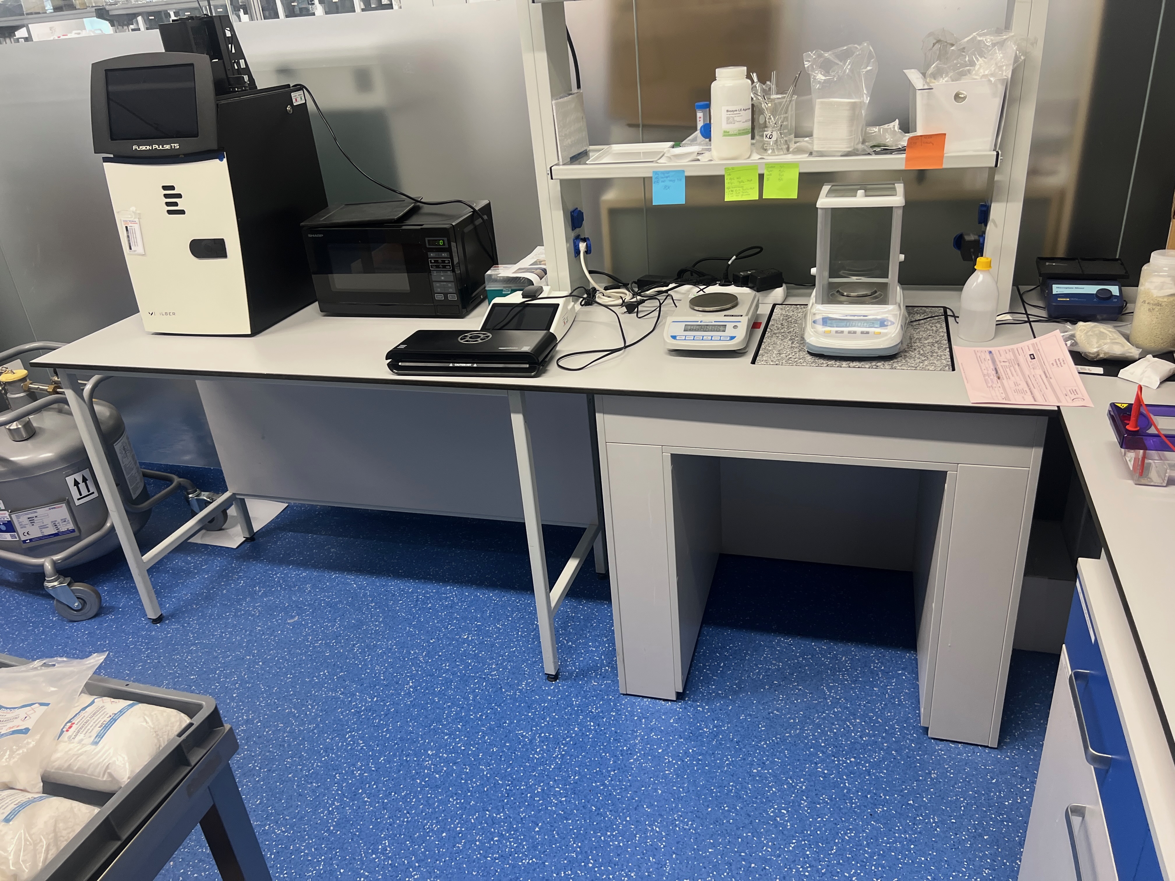 Labor- Wiegetisch mit Analysewaage VWR M254Ai-M